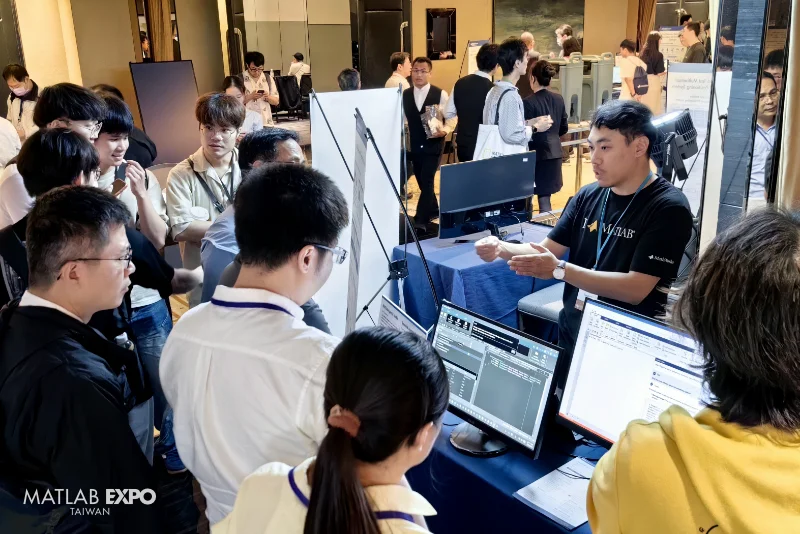 工程師於攤位內進行實機演示